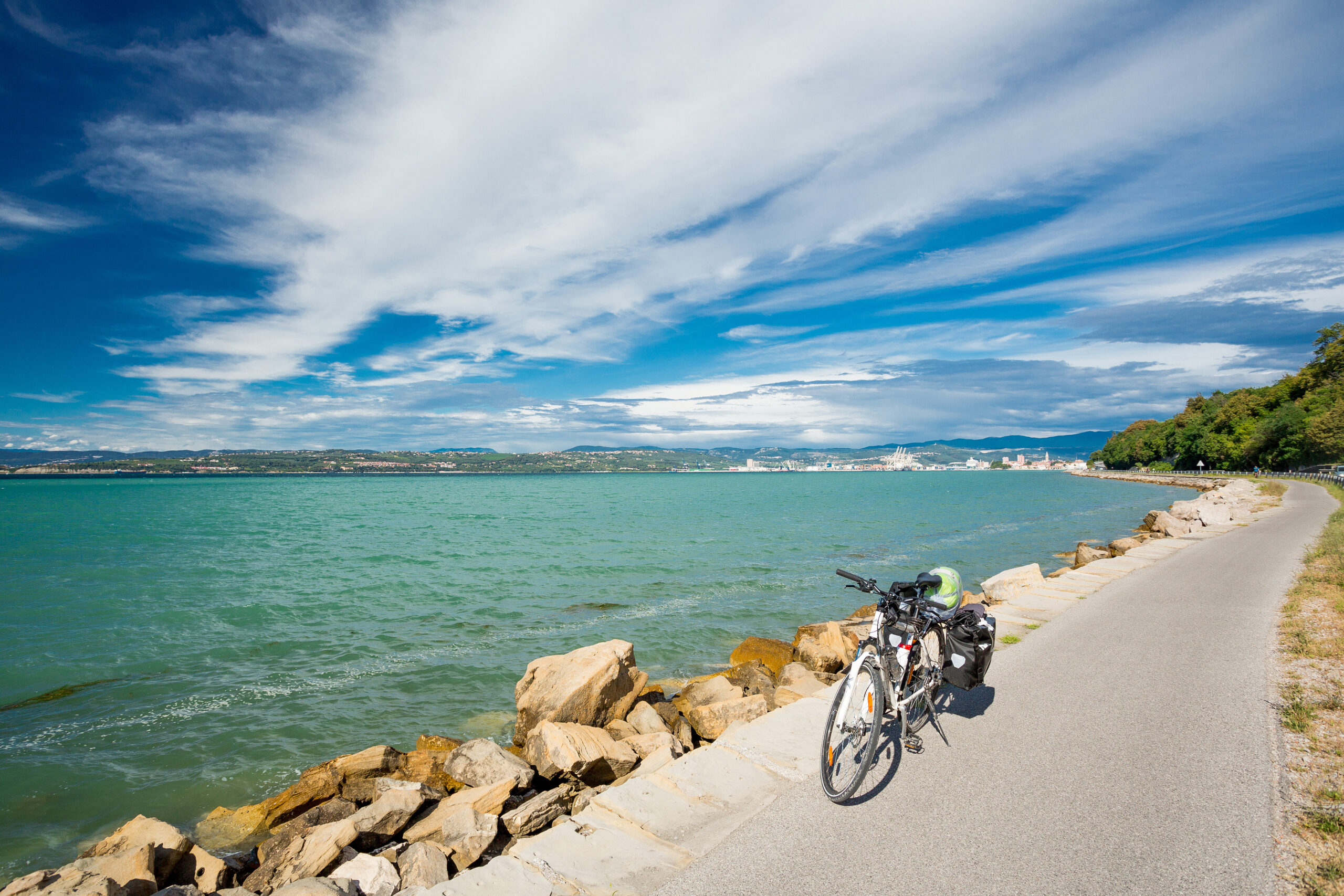 vélo piste cyclable le long de la mer