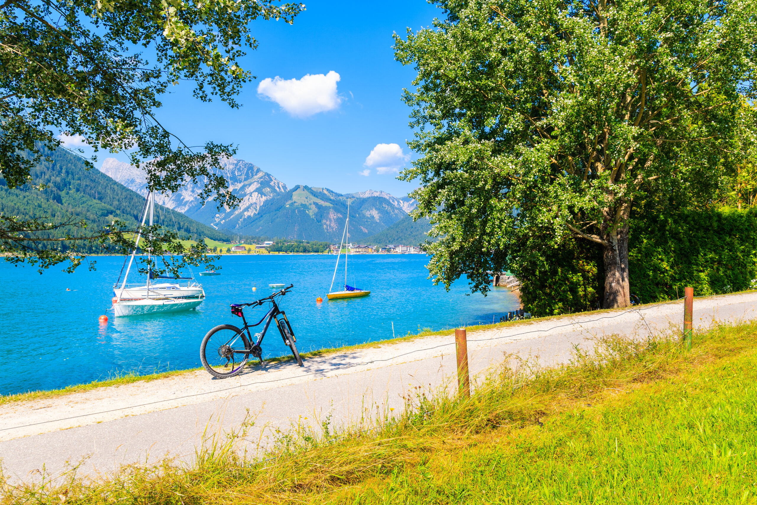 Vélo sur une piste cyclable en bord de lac, en montagne